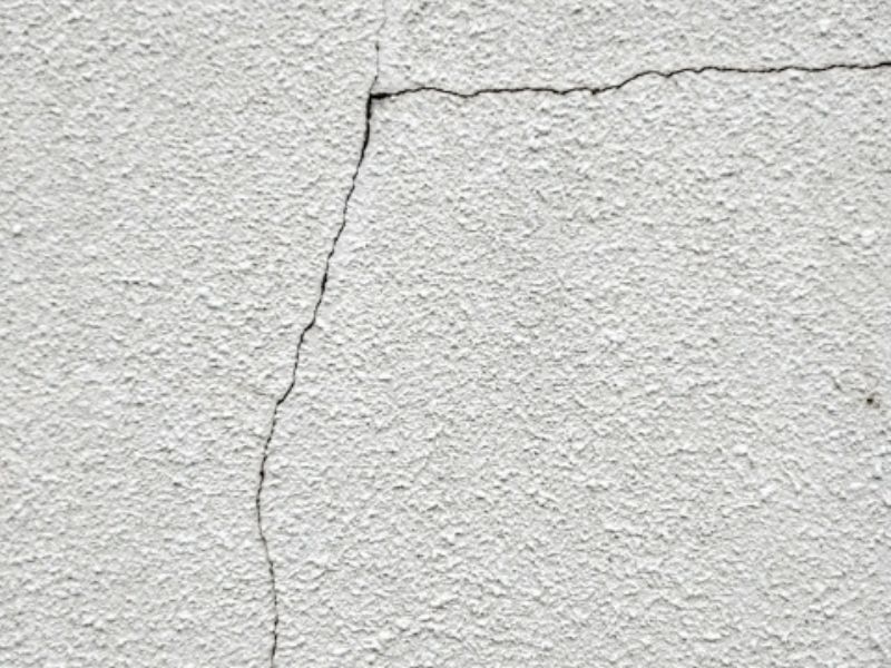 外壁のひび割れが起こる原因とは？劣化の進行と修理の考え方
