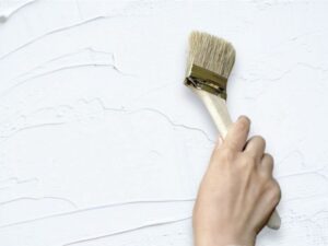 刷毛で塗る壁の塗装作業