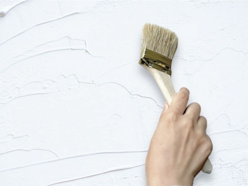 刷毛で塗る壁の塗装作業