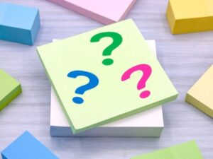 付箋に書かれたたくさんの疑問イメージ