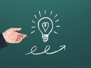 黒板に描かれたひらめきのアイデアイメージ