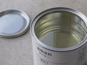 開封されたクリヤー塗料缶・透明仕上げ塗料のイメージ